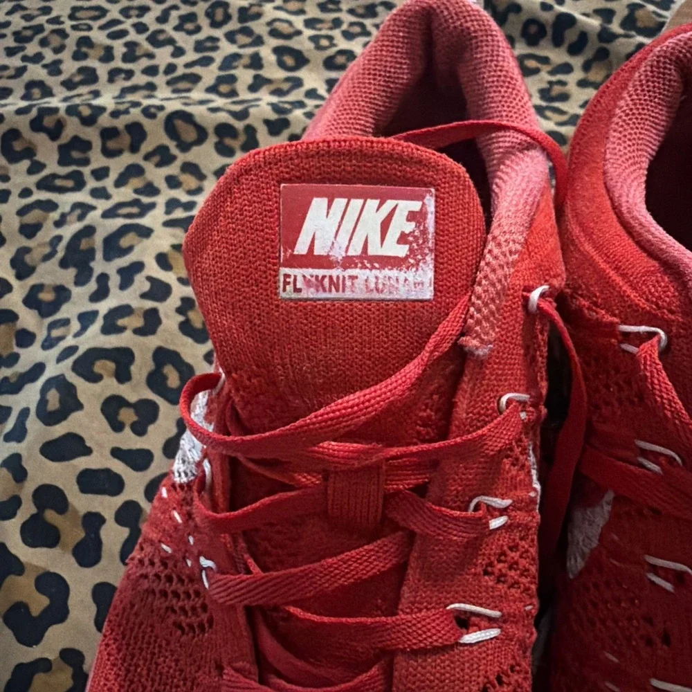 Nike Flyknit Lunarlon Women Size 7.5  Hyper Red Athletic Shoes